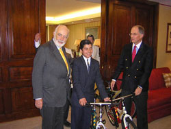 Agustín Edwards Eastman, el director de Empresas El Mercurio, junto al Capitán del equipo de Isla de Maipo, Sebastián Chasco, y Blas Tomic, presidente ejecutivo de VTR.